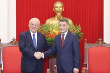越共中央组织部部长黎明兴会见日越友好议员联盟特别顾问武部勤。