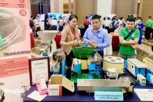 越南企业在由同奈省举办的2023年越日贸易对接会上介绍其产品。