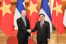 越南国会主席王廷惠与芬兰议会议长尤西·哈拉阿霍握手。