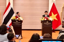 越南外交部长裴青山与泰国副总理兼外交部长帕恩普里·巴希达-努卡拉会后出席记者会。