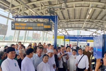 各民族、宗教、知识分子代表体验胡志明市地铁一号线。