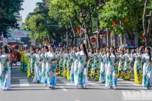 第一届河内秋季节的奥黛表演。（成达 摄）