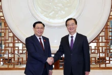 中共中央委员、云南省委书记、省人大常委会主任王宁迎接越南国会主席王廷惠。（图片来源：越通社）