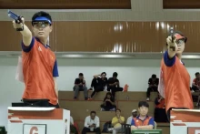 射击运动员范光辉(左)和郑秋荣。