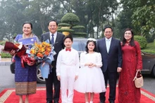 范明正总理夫妇与宋赛·西潘敦夫妇合影。 