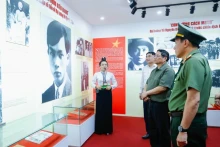 政府总理范明正聆听武元甲大将生平业绩介绍。