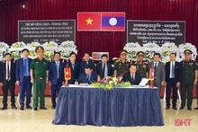 双方举行交接仪式，接受并运送回国在老挝牺牲的两具越南专家和志愿军烈士遗骸。（图片来源：河静报）