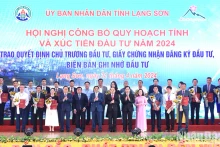 政府总理范明正与企业代表合影。
