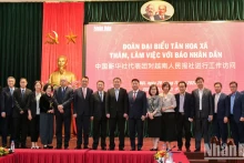 《人民报》社副总编辑桂廷原，越南通讯社副社长段氏雪绒，新华社副总编辑任卫东等合影留念。（世代 摄）