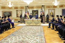 马来西亚总理安瓦尔·易卜拉欣与文莱苏丹哈桑纳尔·博尔基亚共同见证合作文件签字仪式。