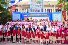 越南政府总理范明正向阮廷炤中小学学校赠送计算机教室。