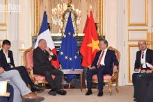 越共中央总书记、国家主席苏林（右）与法国参议院议长杰拉德·拉尔歇。