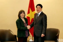 越南国家主席梁强与智越文化研究院院长帕特里夏•阿瓦苏亚。