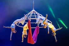 越南杂技团的杂技节目《四名女性荡斗笠》。