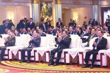 越南政府总理范明正出席越中企业经贸物流合作对话会。