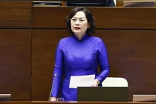 越南国家银行行长阮氏红回答国会代表提出的质询。