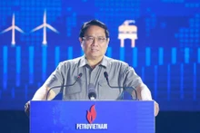 政府总理范明正发表讲话。