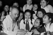 资料图：1958年5月19日，胡伯伯与优秀少年合影。
