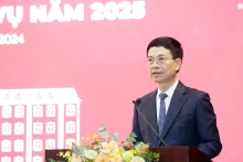 越南通信传媒部部长阮孟雄在会议上作报告。