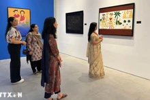 国际友人参观画展。