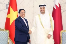 越南政府总理范明正与卡塔尔首相兼外交大臣穆罕默德·本·阿卜杜拉赫曼·阿勒萨尼。