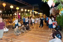 游客观看《北部精华》实景剧时还可以体验民间游戏。