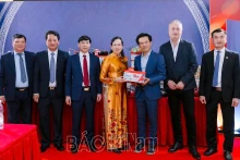 河南省委书记黎氏水一行会见在捷越南团体组织和企业代表。