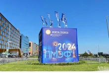 来自139个国家和地区的18600名代表参加第27届圣彼得堡国际经济论坛。