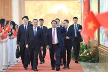 越南政府总理范明正与中国国务院总理李强共同见证双边合作文件签署。