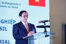 越南政府总理范明正在巴西里约热内卢市出席了越南- 巴西企业论坛。