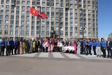原国家主席张美花、越南驻俄罗斯大使邓明魁和旅居俄罗斯越南人代表在胡志明主席塑像前合影。