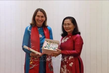 胡志明市市委副书记、人民议会主席阮氏丽与澳大利亚联邦议会参议长苏·莱恩斯。