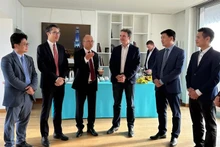 越南驻法大使丁全胜和法国格勒诺布尔市市长埃里克·珀尔。