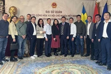 越南驻瑞典大使陈文俊和与会代表合影。
