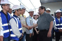 范明正总理来到14号标段施工现场看望慰问一线施工人员。