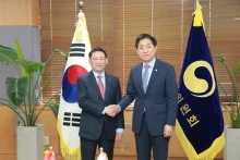 越南财政部长胡德福与韩国金融服务委员会主席金珠贤举行工作会谈。