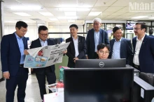 越南新闻工作者协会（VJA）代表团参观《民意报》社印刷报办公楼。（春山 丁长 摄）
