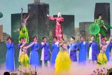 “越南之夜”文艺晚会拉开了2024年胡志明市国际旅游博览会系列活动的序幕。