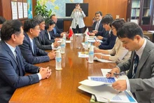越南农业与农村发展部副部长陈清南在日本参议院议员、农林水产省副大臣庄司舞立举行双边会晤。