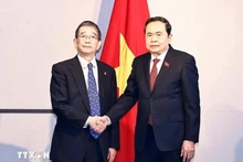 越南国会主席陈青敏会见长崎-越南友好协会主席富冈努。