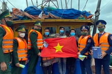 附图：越南海警向渔民宣传法律知识。