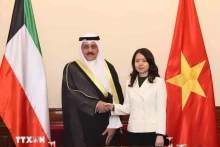 越南外交部副部长阮明姮与科威特外交部负责亚洲事务的助理部长萨米·埃萨·乔哈尔·哈亚特。