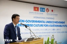 VFUA常务副主席、联合国教科文组织亚太联合会副主席陈文孟在会议上发言。