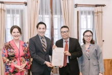 越南领事局局长尹皇明向越南企业家裴光明授予决定。