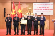 越南国会主席陈青敏向原越共中央政治局委员、原国会主席阮文安同志授予65年党龄纪念章。