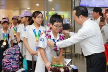 河内教育培训局领导在机场迎接学生。