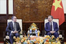 越南国家主席苏林会见了任职届满前来辞行拜会的哥伦比亚驻越大使。