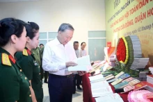 国家主席苏林出席河内还剑郡东门坊全民保卫国家安全教育日活动。