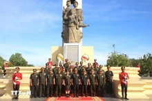 越南驻柬埔寨大使馆和武官处同简朴拆国防部代表在越柬友谊纪念碑前合影。