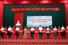 各位嘉宾为2024年首批向英国出口农产品剪彩。